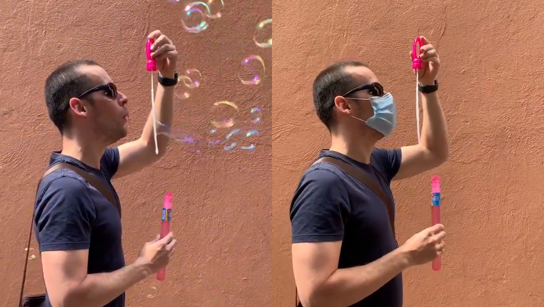 Carlos Gershenson experimentando con burbuja el uso de cubrebocas.TwTw