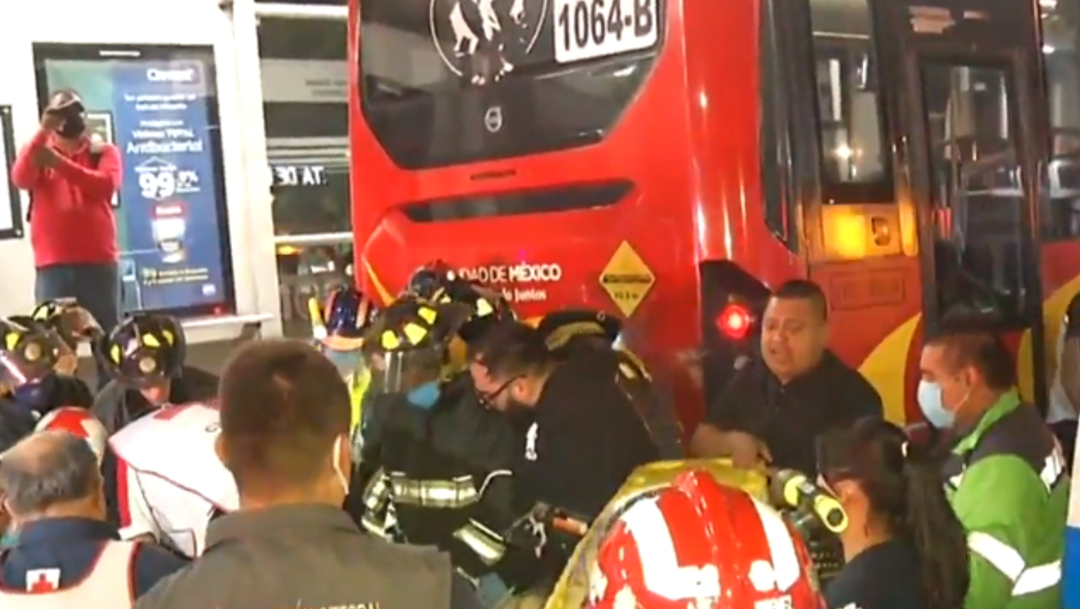 Rescatan a hombre tras chocar con la parte trasera del Metrobús en CDMX