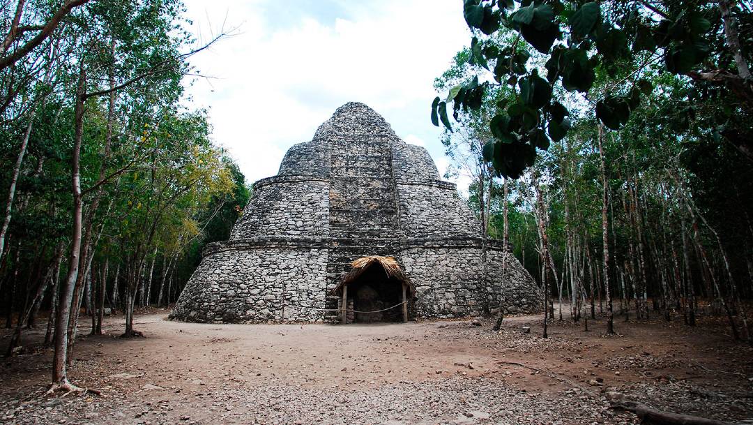 Los investigadores del INAH lograron identificar a Ju'npik Tok', cuyo nombre significa "El de los 8 mil pedernales", como el fundador —alrededor del año 500 d.C.— de una poderosa dinastía de gobernantes de Cobá, zona arqueológica ubicada en Quintana Roo