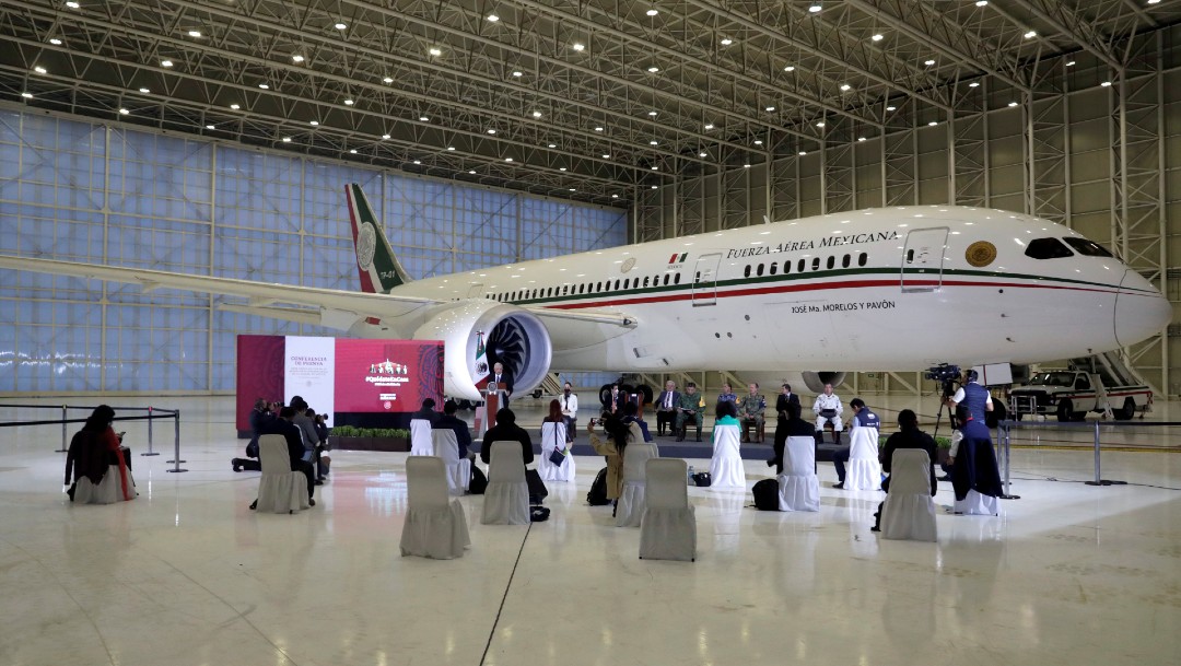 Conferencia de prensa AMLO con avión presidencial