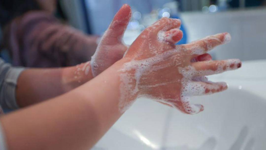 Una maestra instruye a los niños de preescolar a lavarse las manos en la guardería, Berlín, Alemania, 14 mayo 2020