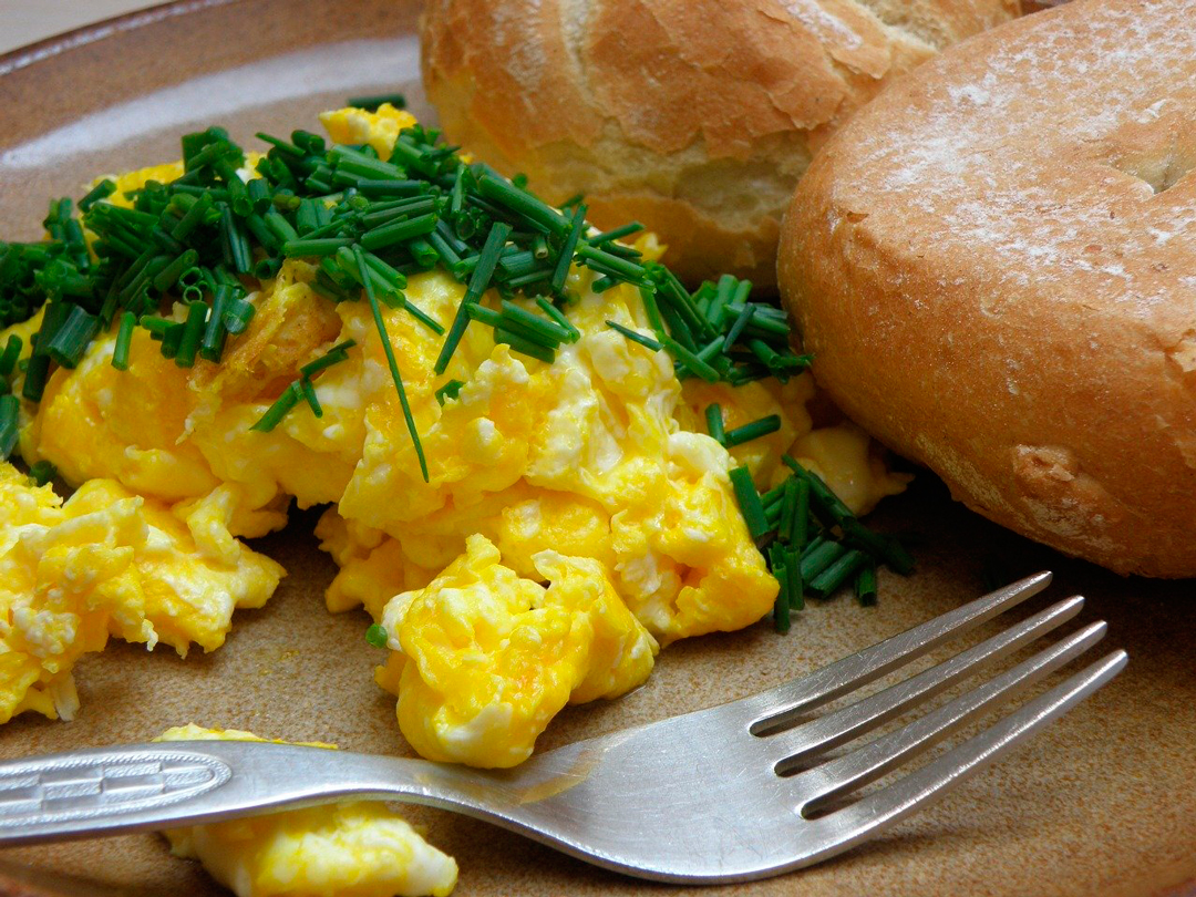 Secreto para cocinar huevos revueltos más esponjosos
