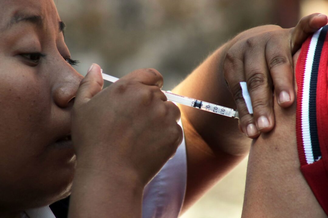 ¿Qué tan seguras son las vacunas? Estudio israelí lo explica