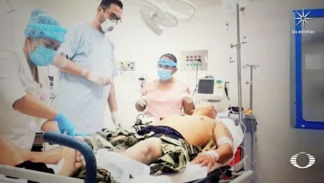 De paciente a héroe: Médico se levanta de su camilla para atender a marino herido