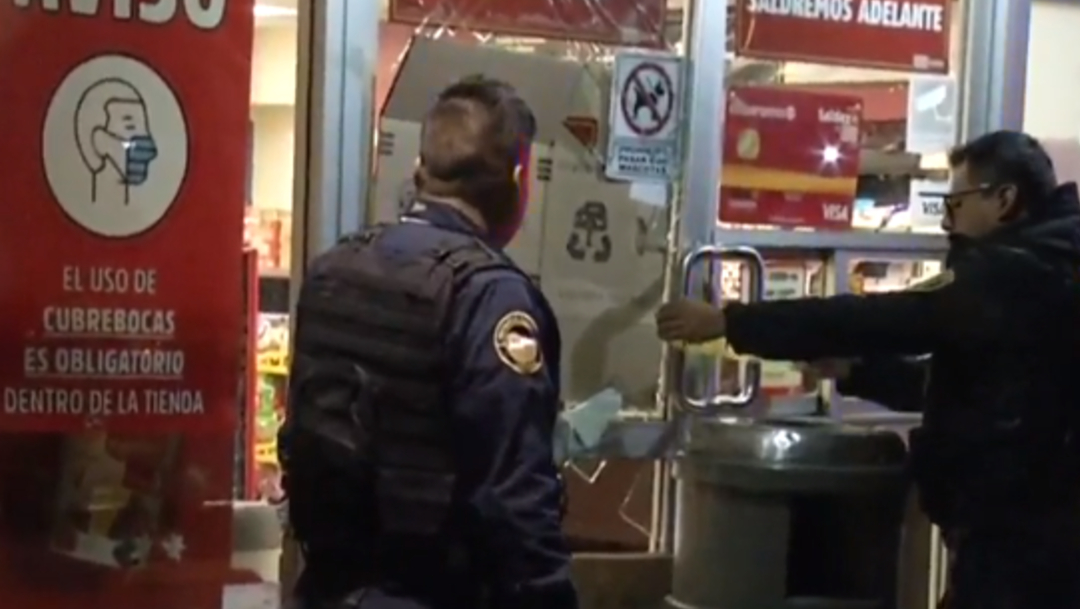 Detienen a dos hombres por asaltar tienda de conveniencia en la GAM, en CDMX