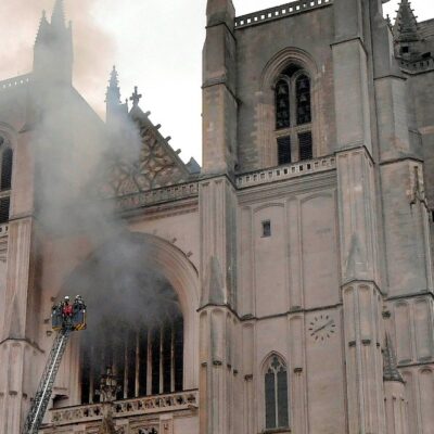 Detienen a hombre por su presunta relación con incendio en la catedral de Nantes