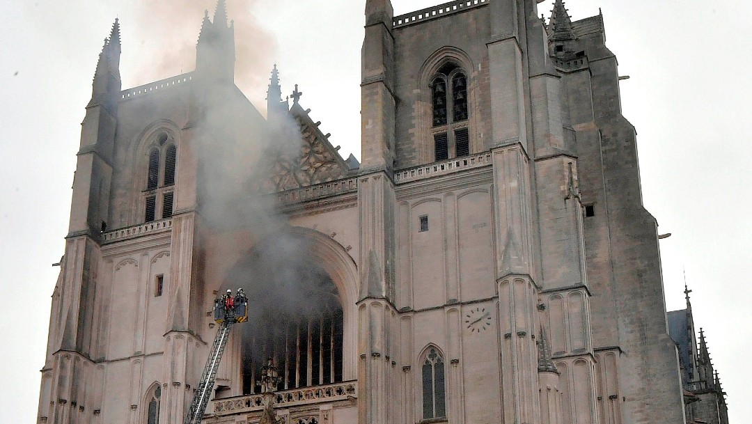 Detienen a hombre por presunta relación con incendio en la catedral de Nantes