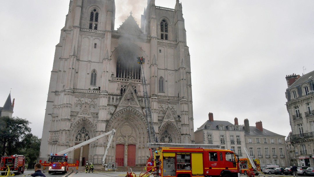 Detienen a hombre por presunta relación con incendio en la catedral de Nantes