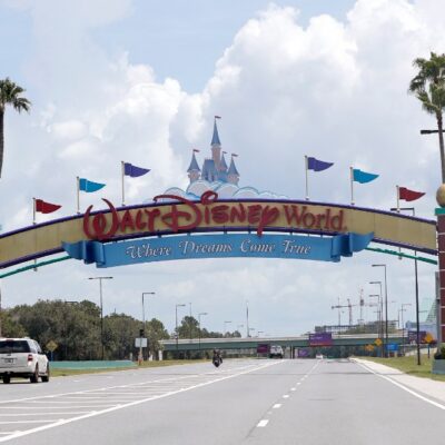 Disney World reabre en medio de repunte de casos en Florida