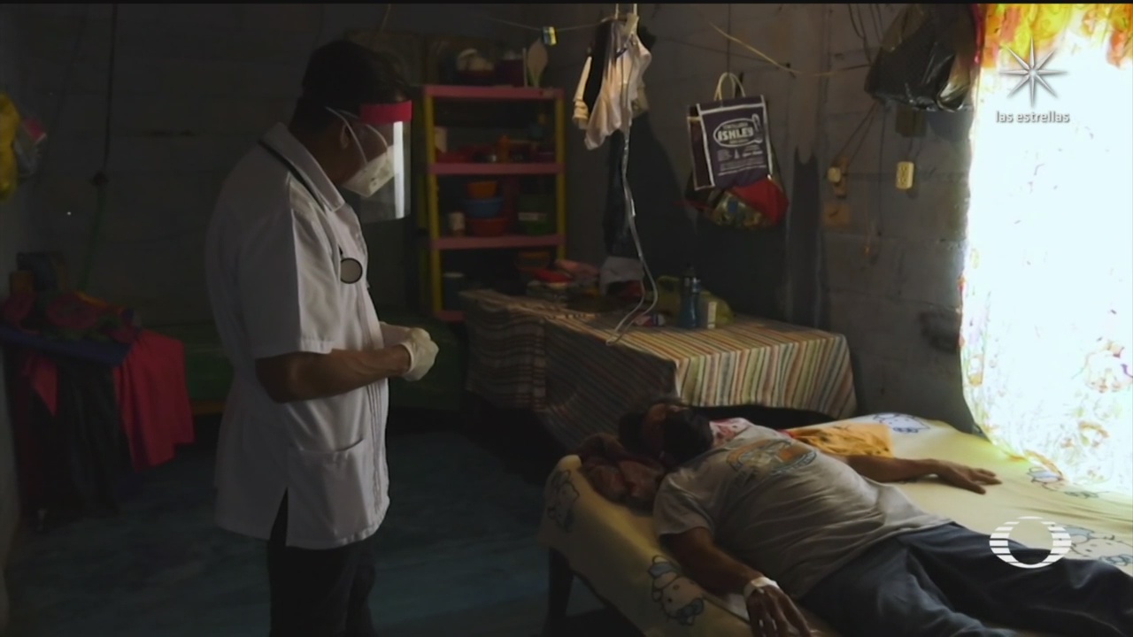 Doctor atiende a pacientes con COVID en consultorio privado en Chiapas
