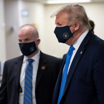 Donald Trump usa por primera vez cubrebocas en público en visita a hospital