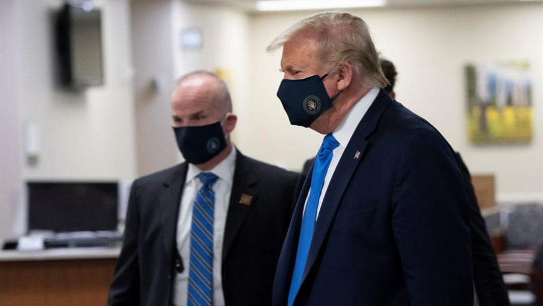Donald Trump usa por primera vez cubrebocas en público en visita a hospital