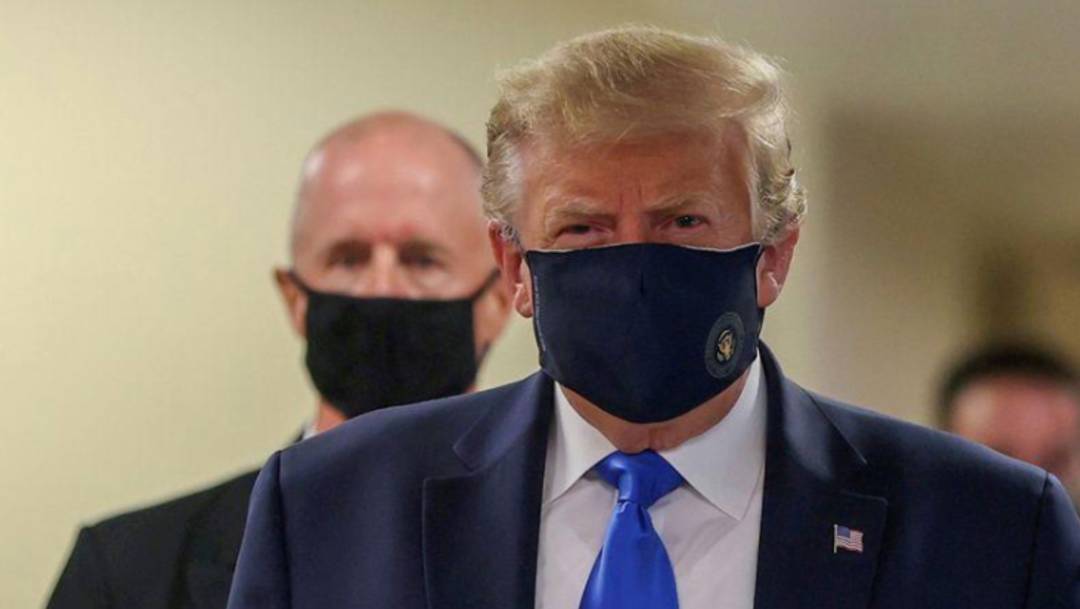 El presidente de EEUU, Donald Trump, usa una mascarilla mientras visita el Walter Reed National Military Medical Center, en Bethesda, Maryland, el 11 de julio de 2020