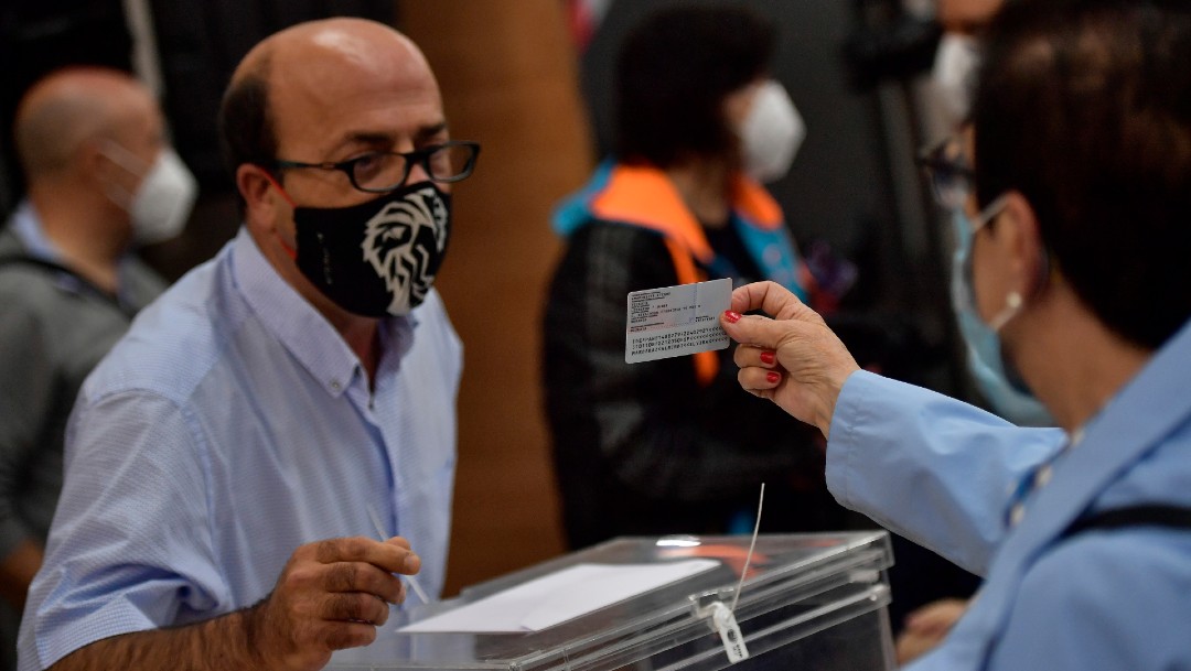 Dos regiones de España celebran elecciones durante la pandemia COVID-19