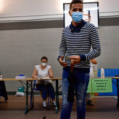 Dos regiones de España celebran elecciones durante la pandemia COVID-19