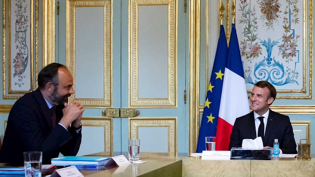 El presidente francés, Emmanuel Macron (d) en una reunión con el ya exprimer ministro Edouard Philippe (i) en una reunión en el Palacio del Eliseo sobre la crisis del coronavirus