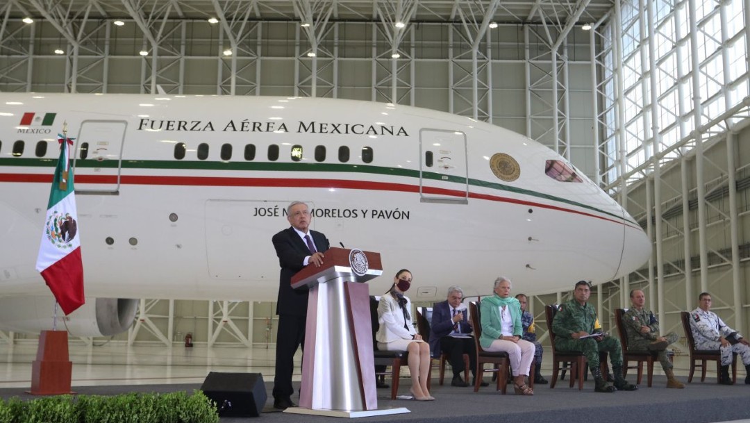 El presidente López Obrador da conferencia en hangar presidencial