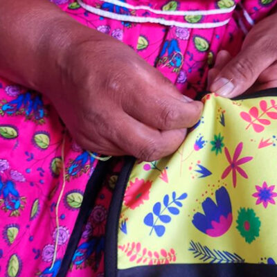Mujeres rarámuris crean cubrebocas artesanales y logran acuerdo para surtir a aerolínea