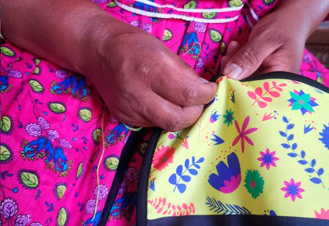 Las mujeres rarámuris crean los cubrebocas con sus propias manos