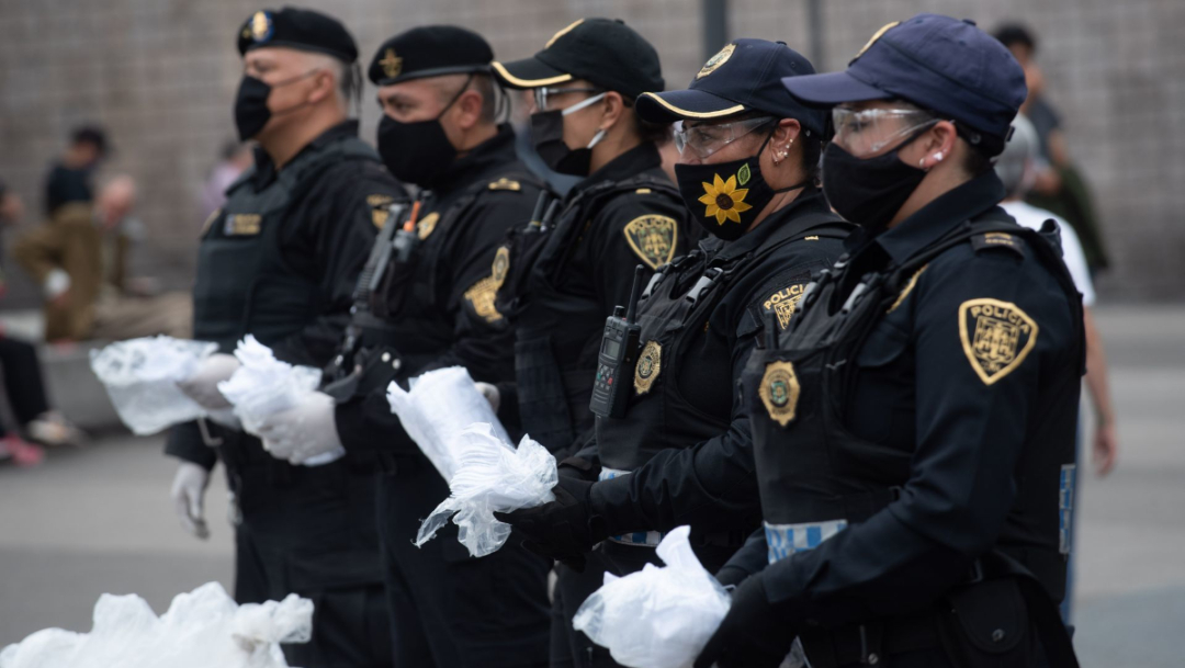Policias y miembros del ssc entregando cubrebcoas contra covid 19