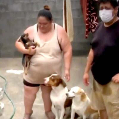 Familia García y sus tres perritos se despiden de su hogar tras el paso de Hanna en Reynosa