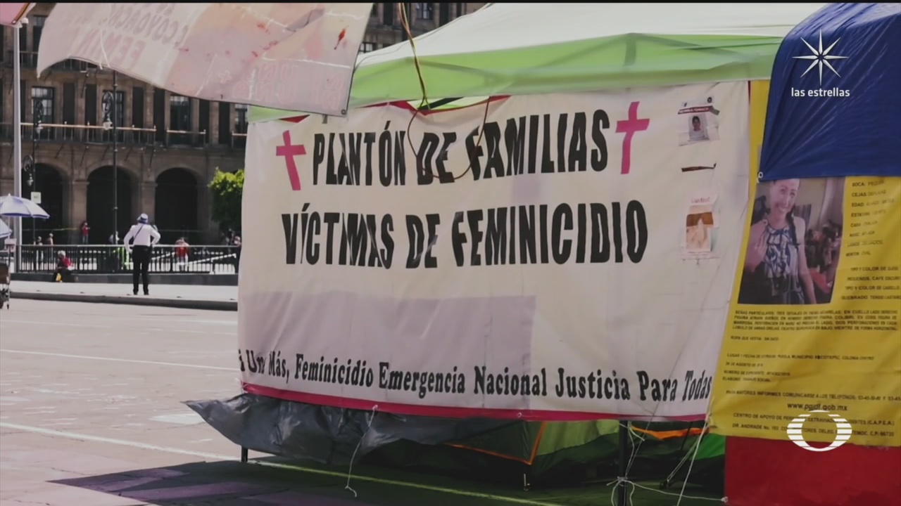Familiares de víctimas de feminicidio exigen protestan frente a Palacio Nacional en CDMX