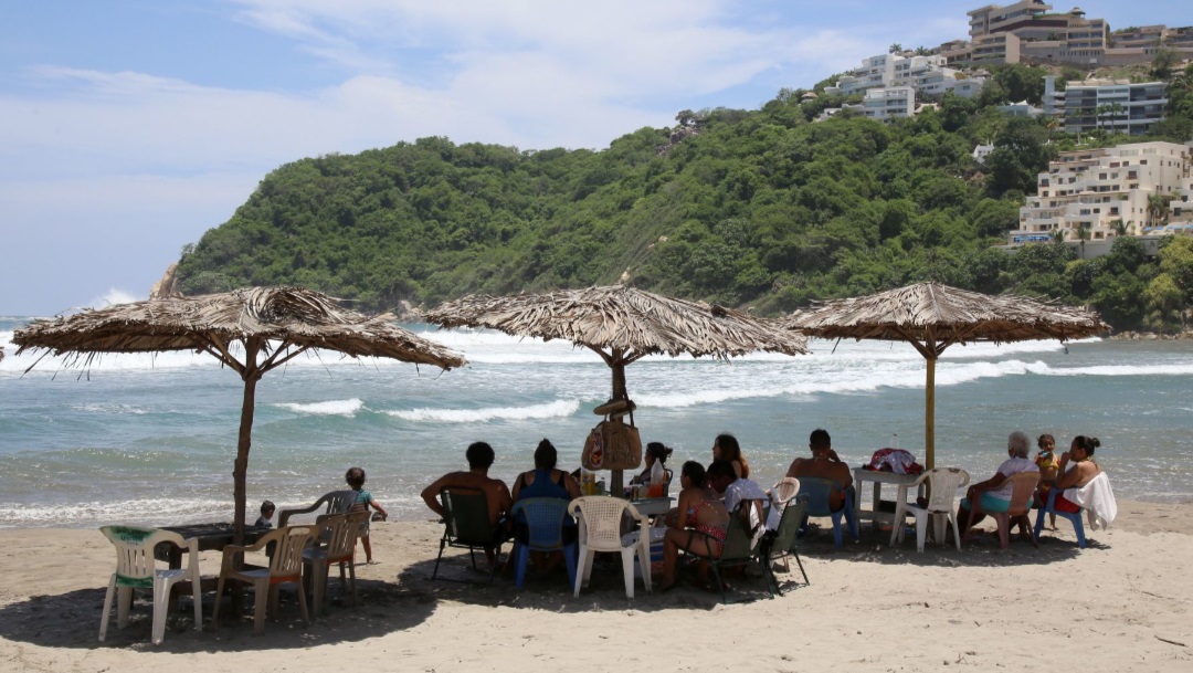 familias-en-playas-de-acapulco-guerrero