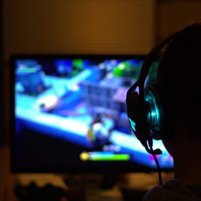 Adolescente sufre derrame cerebral tras jugar videojuegos 22 horas al día
