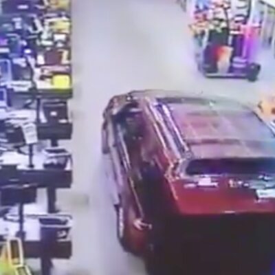 Intentan robar cajero con una camioneta en centro comercial del Acolman, Edomex