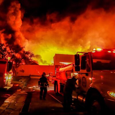Fuerte incendio consume fábrica de cosméticos en CIVAC, Morelos