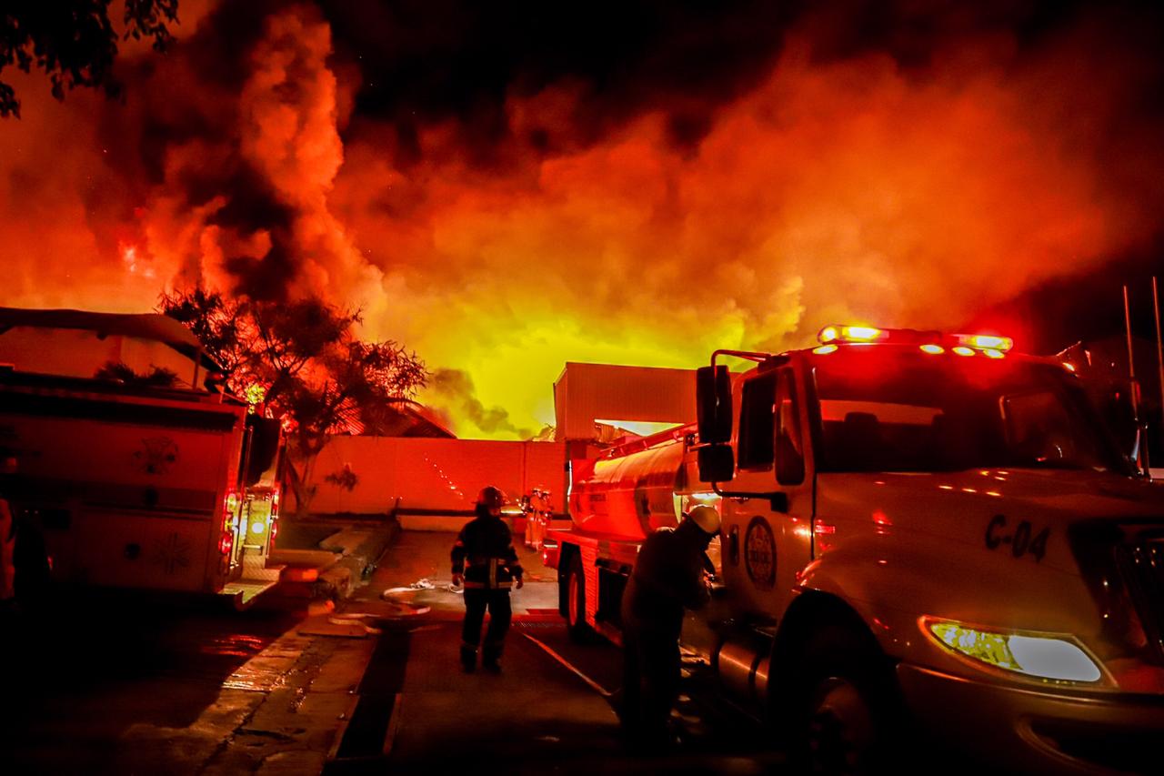 Fuerte incendio consume zona industrial CIVAC de Cuernavaca, Morelos