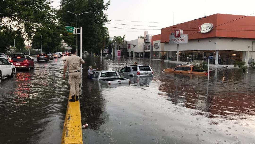 Fuerte tormenta y granizada causa inundaciones en Jalisco