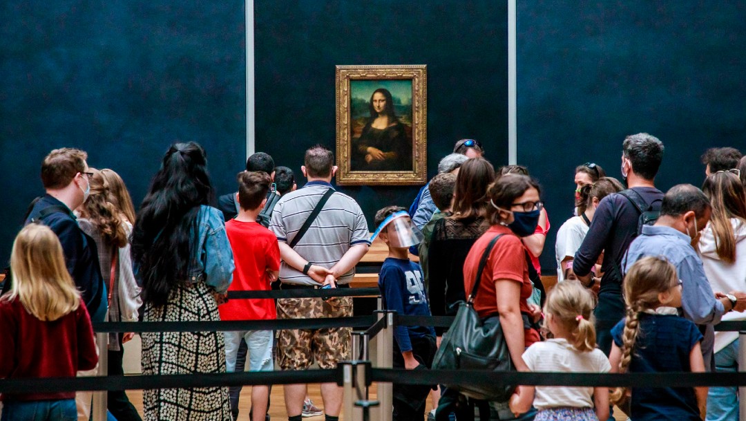 Gente apreciando a La Mona Lisa, en el Museo del Louvre