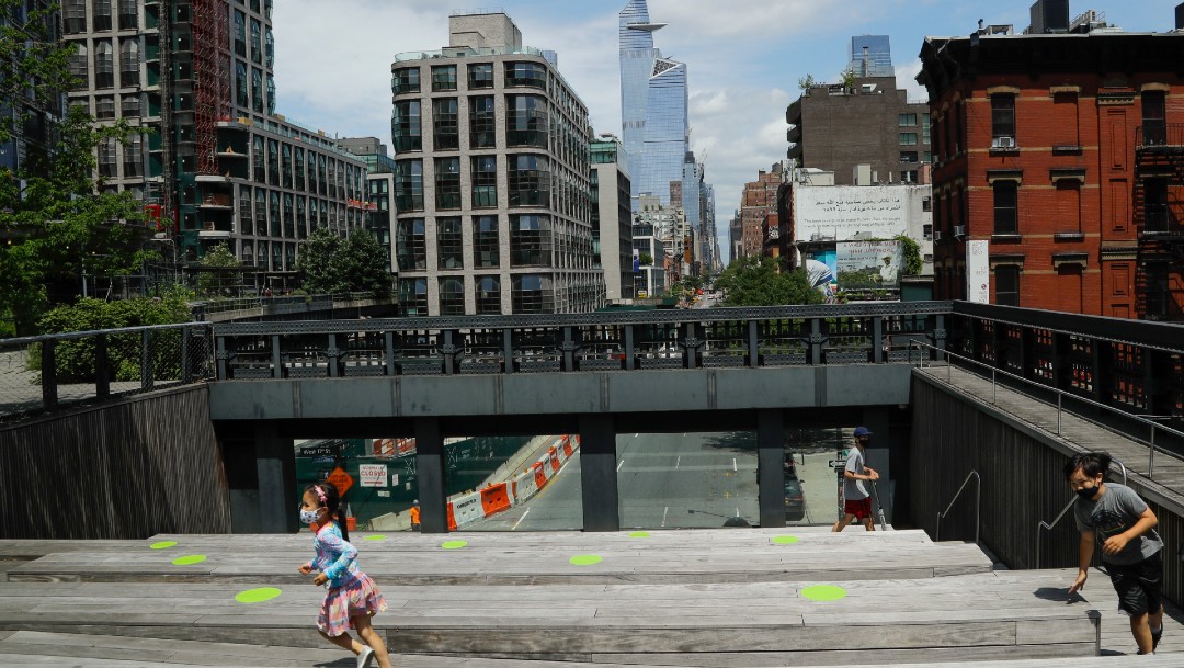 Gente con cubrebocas en calles de Nueva York