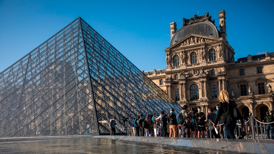 Gente formada en el Museo del Louvre, en París, que reabrió sus puertas