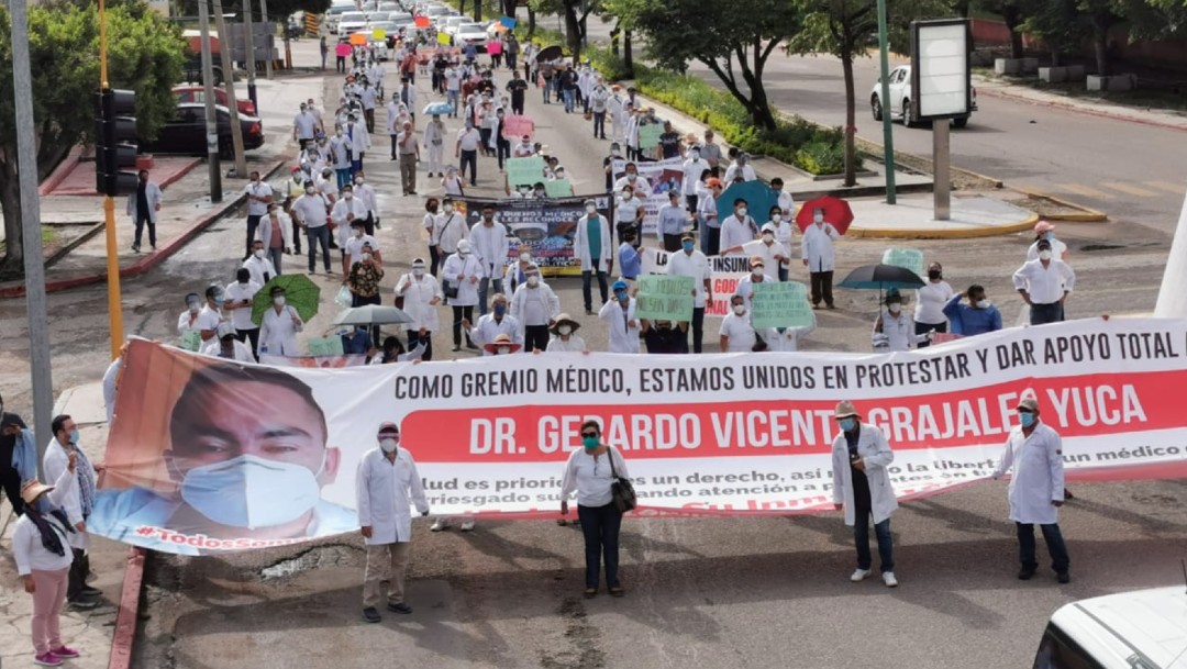 Médicos de Chiapas exigen liberar al doctor Gerardo Grajales Yuca, tras muerte de paciente con COVID-19