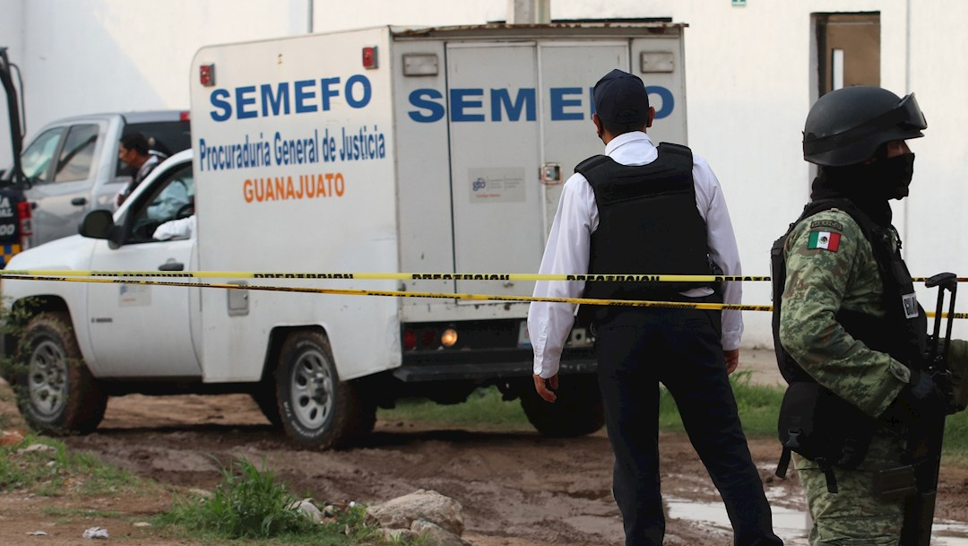 Miembros de la Guardia Nacional y de Seguridad Pública del Estado vigilan un Centro de Rehabilitación en Irapuato, Guanajuato