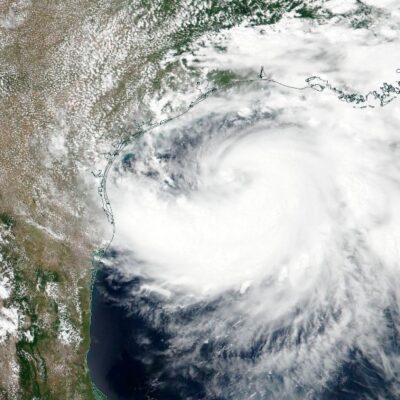 'Hanna' podría tocar tierra en Texas convertida en huracán