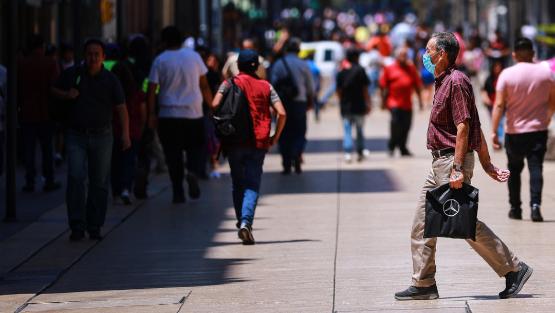 Hombre con cubrebocas caminando en el Centro Histórico de la Ciudad de México; Latinoamérica y Caribe desplazan a EEUU como epicentro de coronavirus: OPS