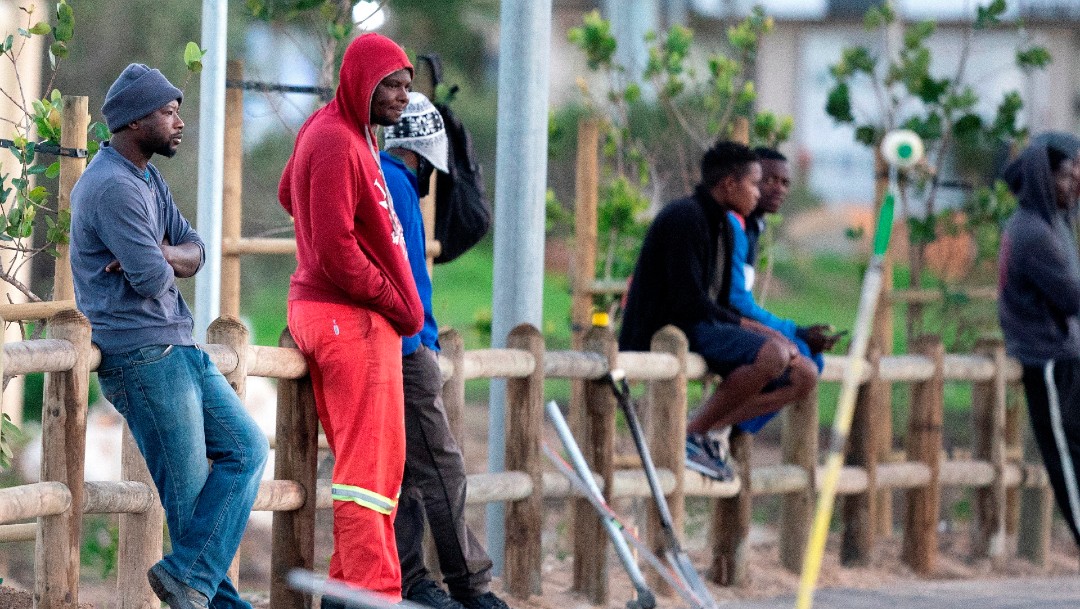 Hombre formados en espera de trabajo en Sudáfrica; advierten sobre crisis alimentaria en África por COVID