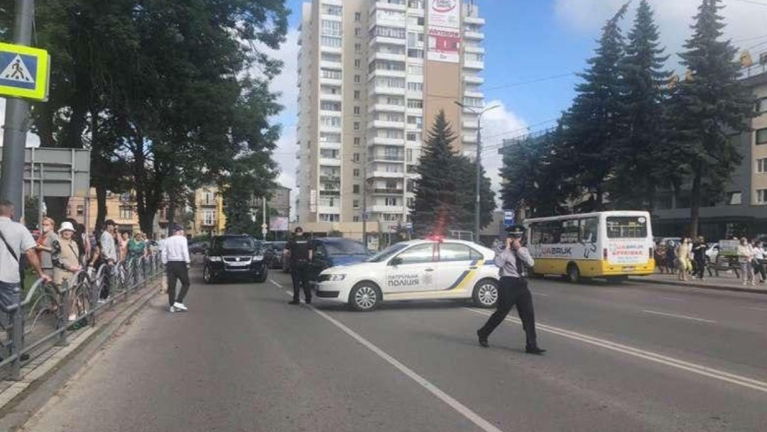 Un hombre con explosivos secuestra autobús con al menos 20 personas en Ucrania