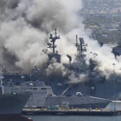 Video: Continúa incendio tras explosión en buque de guerra de EEUU; 57 lesionados