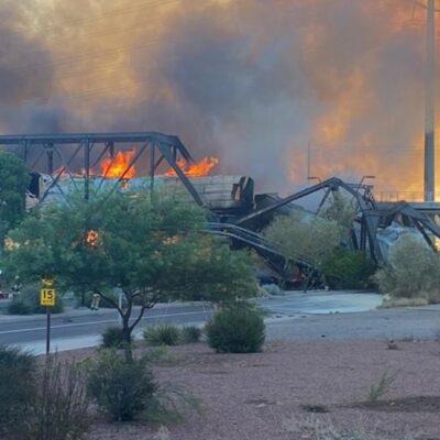 Descarrila tren sobre puente en Arizona y causa aparatoso incendio