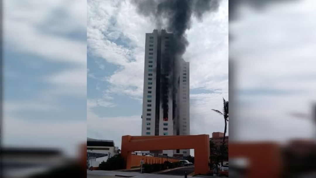 Incendio en la Torre JV, zona hotelera de Boca del Rio, Veracruz