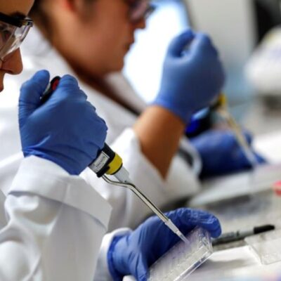 Suman 17 vacunas como candidatas para combatir COVID-19, anuncia la OMS