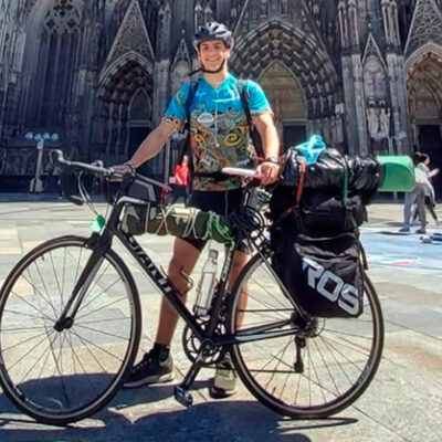 Estudiante viaja más de 3 mil kilómetros en bicicleta para regresar a casa; quedó atrapado por la pandemia
