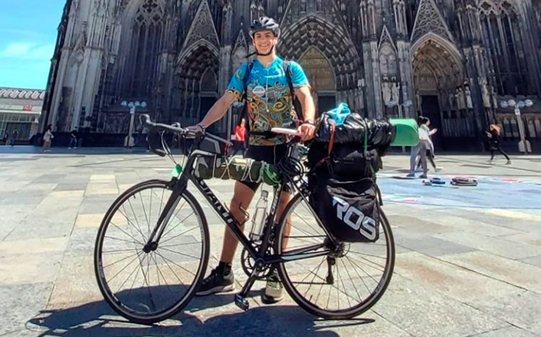 El estudiante regresó a Grecia desde Escocia en bicicleta