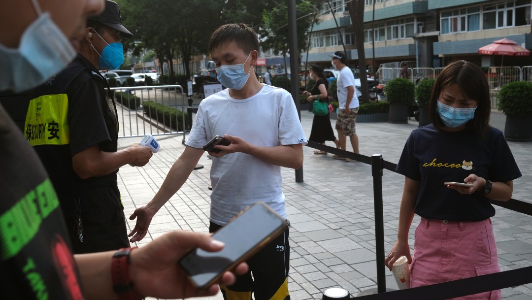 Jóvenes con cubrebocas en Beijing, China