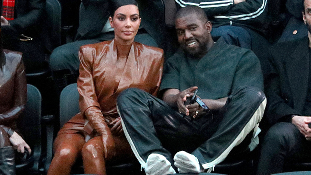 Fotografía que muestra a Kanye West y Kim Kardashian
