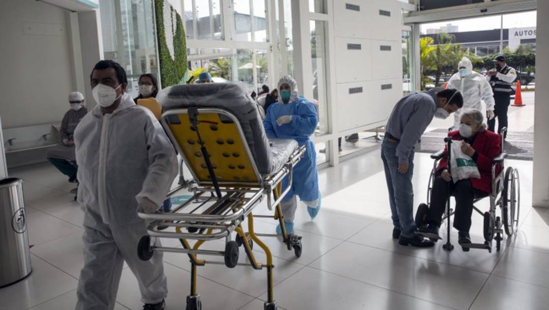 Enfermeros y pacientes utilizan un acceso de emergencia en un hospital en Lima, Perú